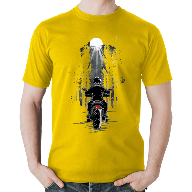 Camiseta Algodão Motociclista na floresta - Amarela