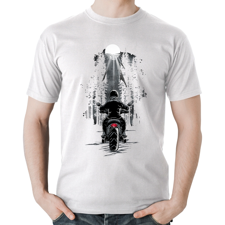 Camiseta Algodão Motociclista na floresta - Branca