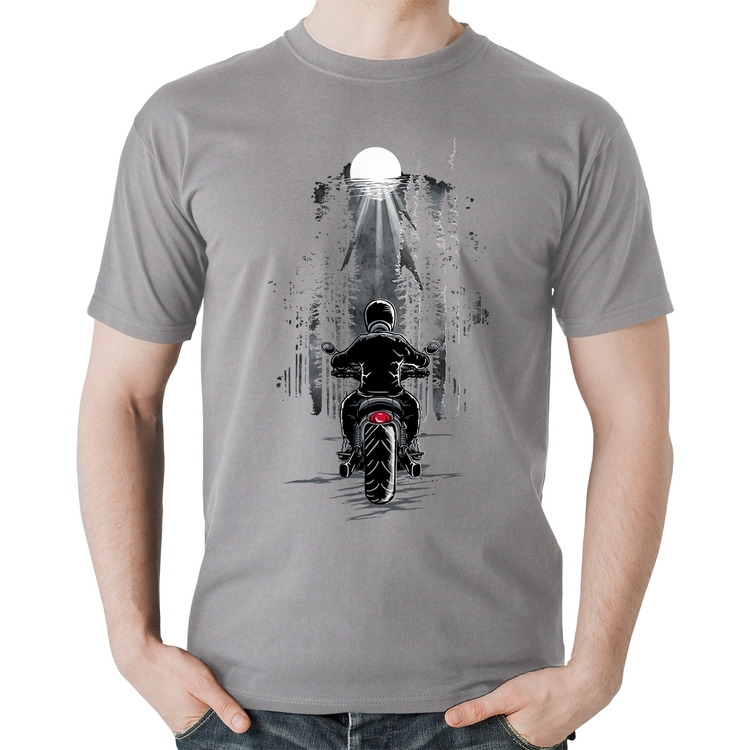 Camiseta Algodão Motociclista na floresta - Cinza
