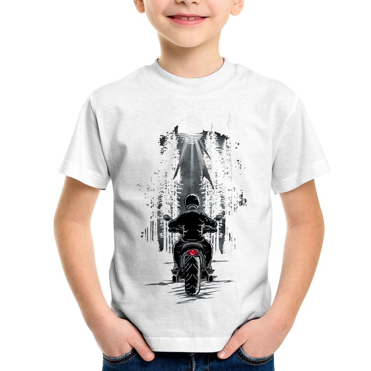 Camiseta Infantil Motociclista na floresta