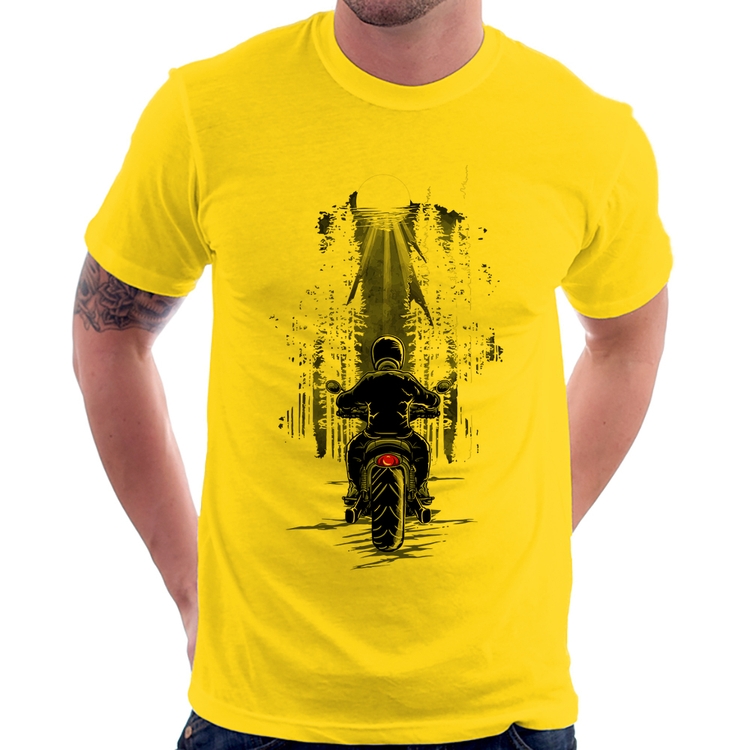 Camiseta Motociclista na floresta - Amarela