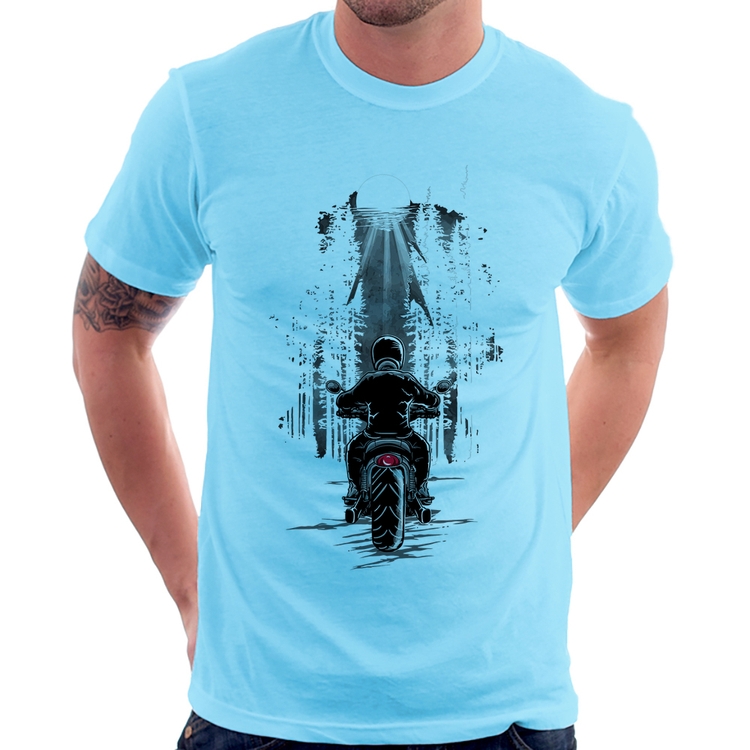 Camiseta Motociclista na floresta - Azul Bebê