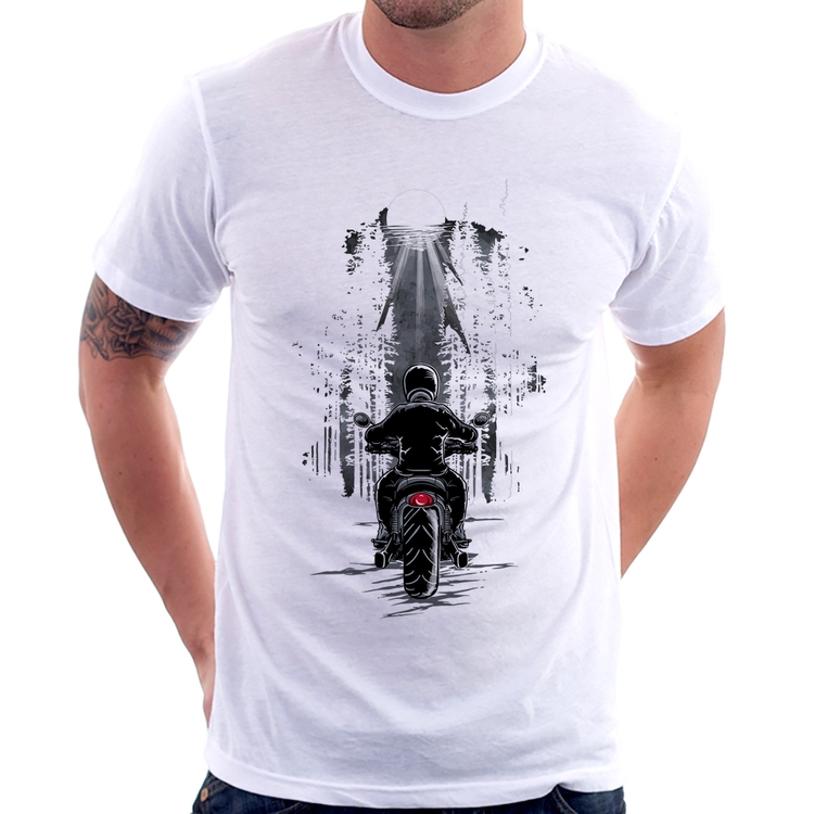 Camiseta Motociclista na floresta
