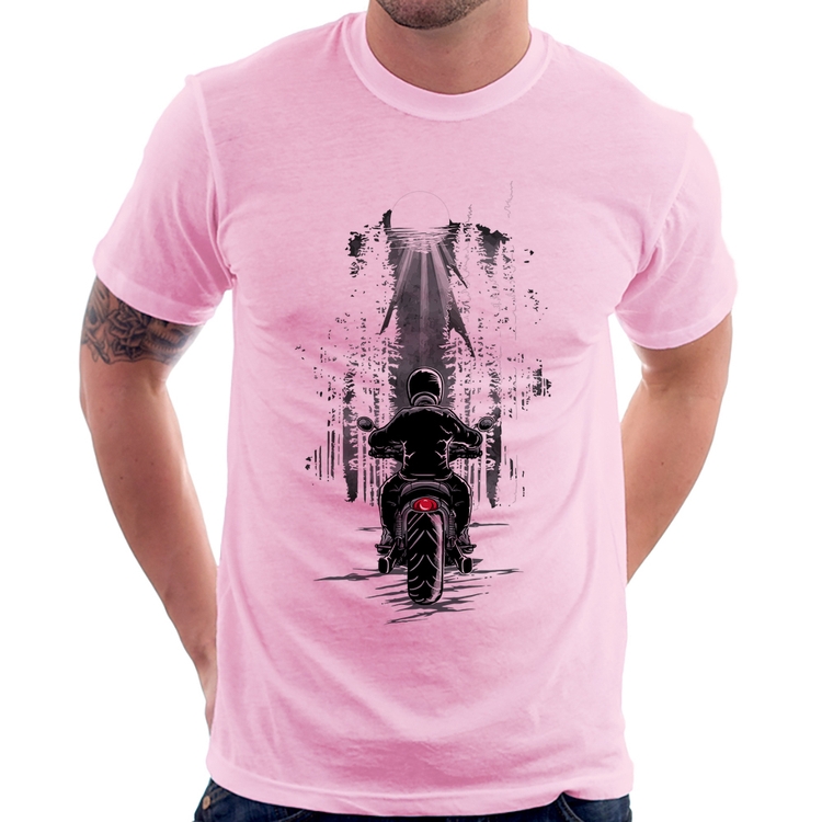Camiseta Motociclista na floresta - Rosa Bebê