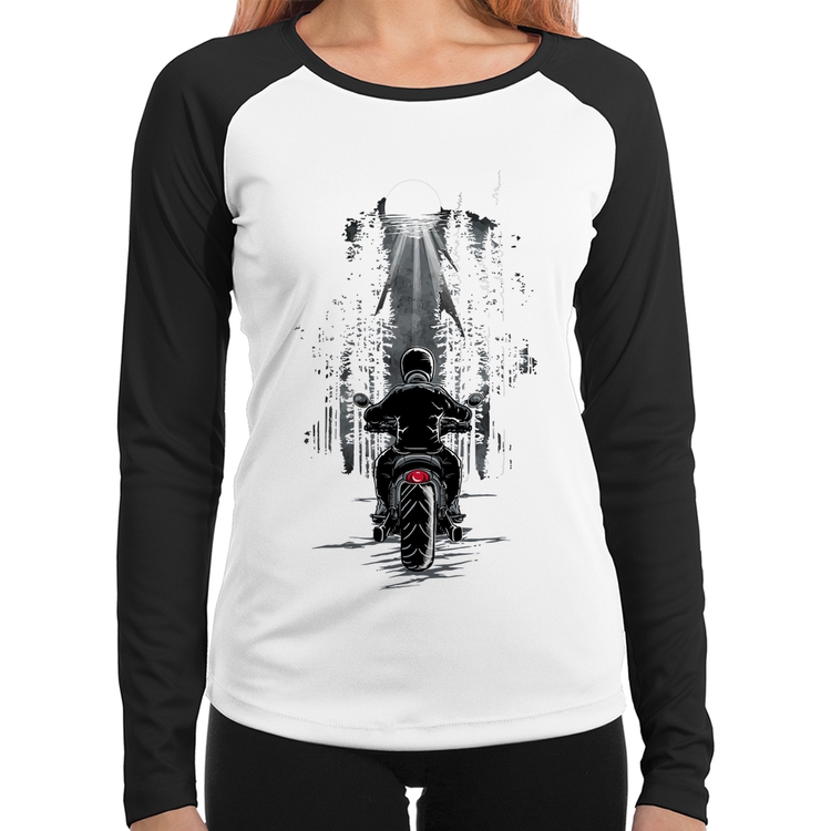 Baby Look Raglan Motociclista na floresta Manga Longa