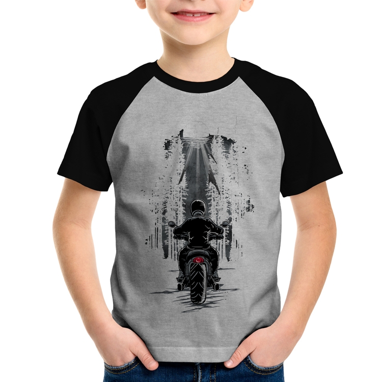 Camiseta Raglan Infantil Motociclista na floresta - Cinza/Preto