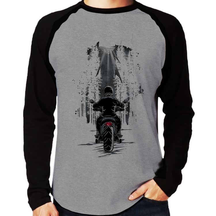 Camiseta Raglan Motociclista na floresta Manga Longa - Cinza/Preto
