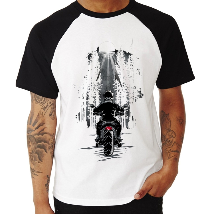 Camiseta Raglan Motociclista na floresta