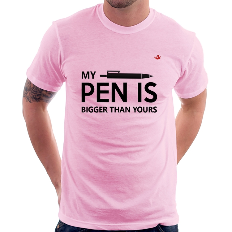 Camiseta My pen is bigger than yours - Rosa Bebê