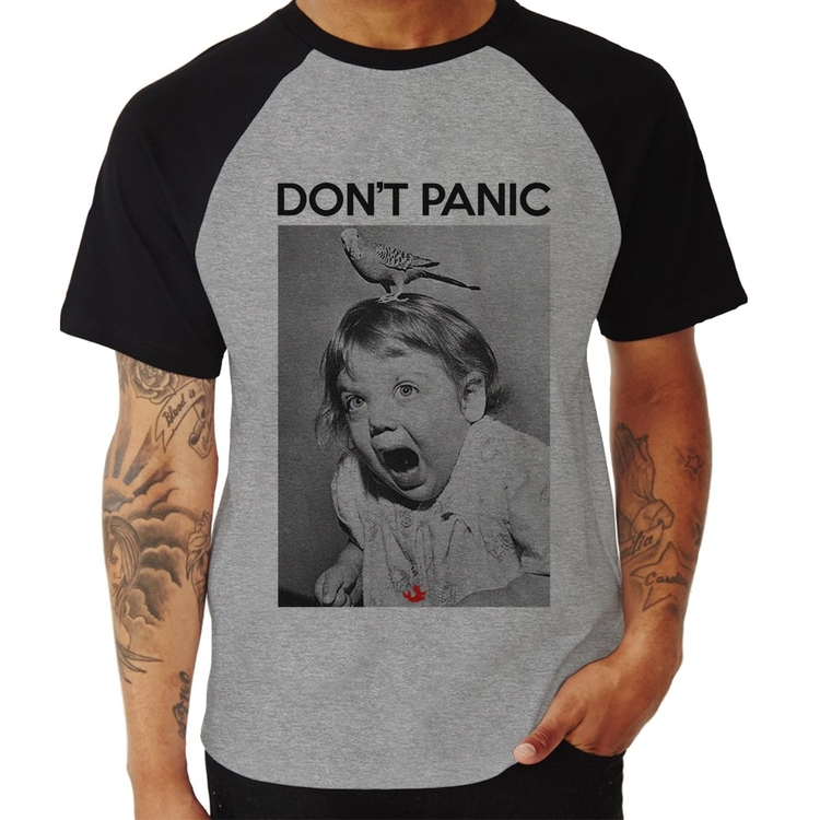 Camiseta Raglan Não entre em pânico - Cinza/Preto