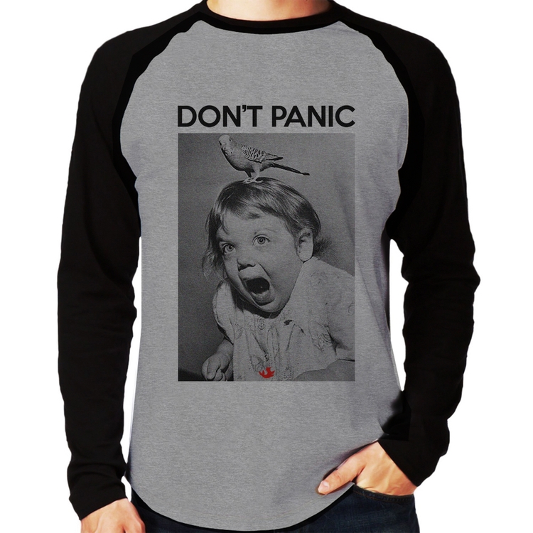 Camiseta Raglan Não entre em pânico Manga Longa - Cinza/Preto