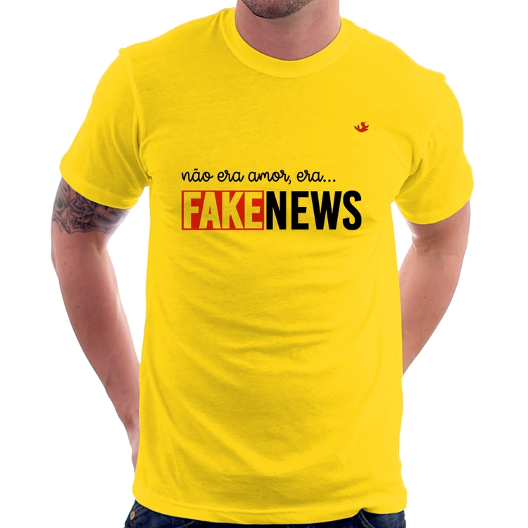 Camiseta Não era amor, era... fake news - Amarela