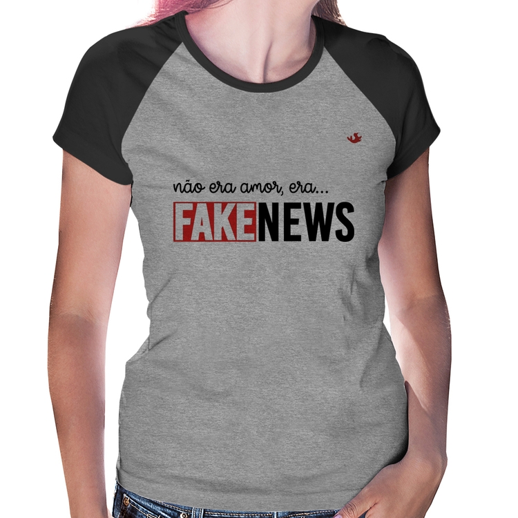 Baby Look Raglan Não era amor, era... fake news - Cinza/Preto