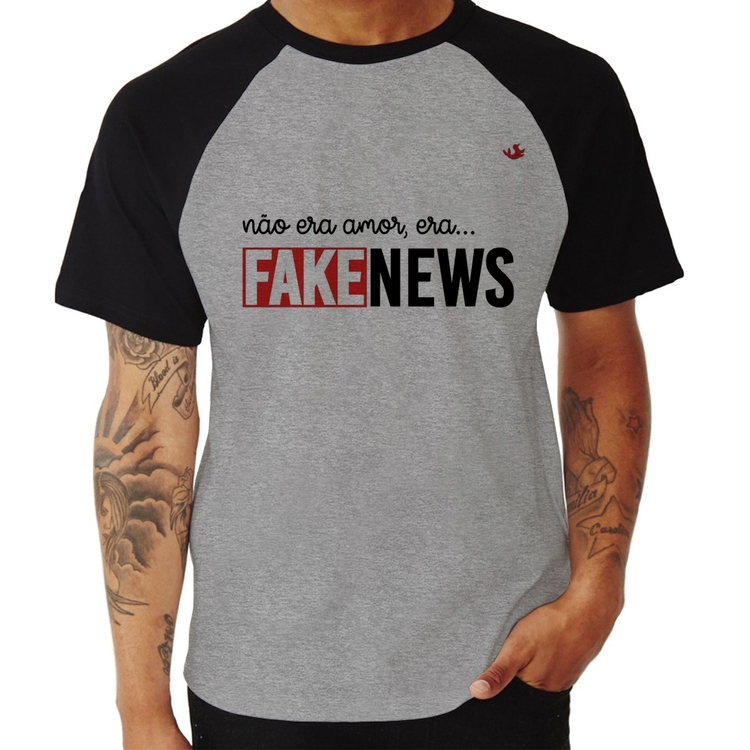 Camiseta Raglan Não era amor, era... fake news - Cinza/Preto