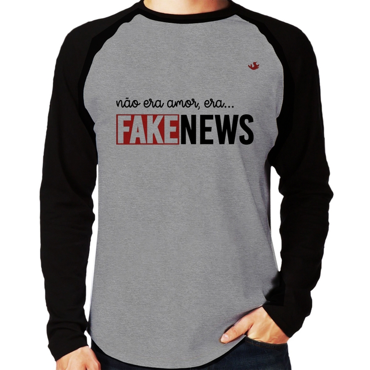 Camiseta Raglan Não era amor, era... fake news Manga Longa - Cinza/Preto