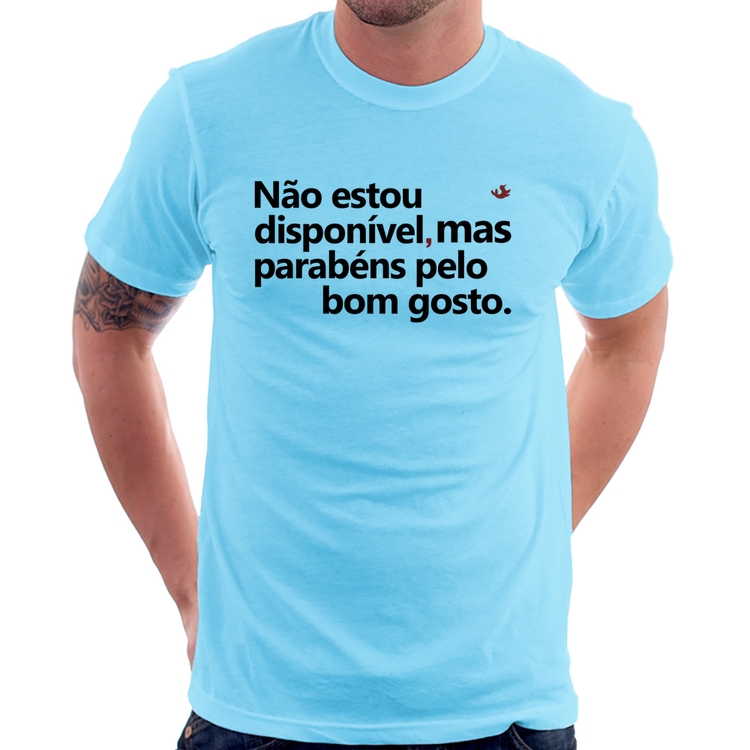 Camiseta Não estou disponível, mas parabéns pelo bom gosto - Azul Bebê