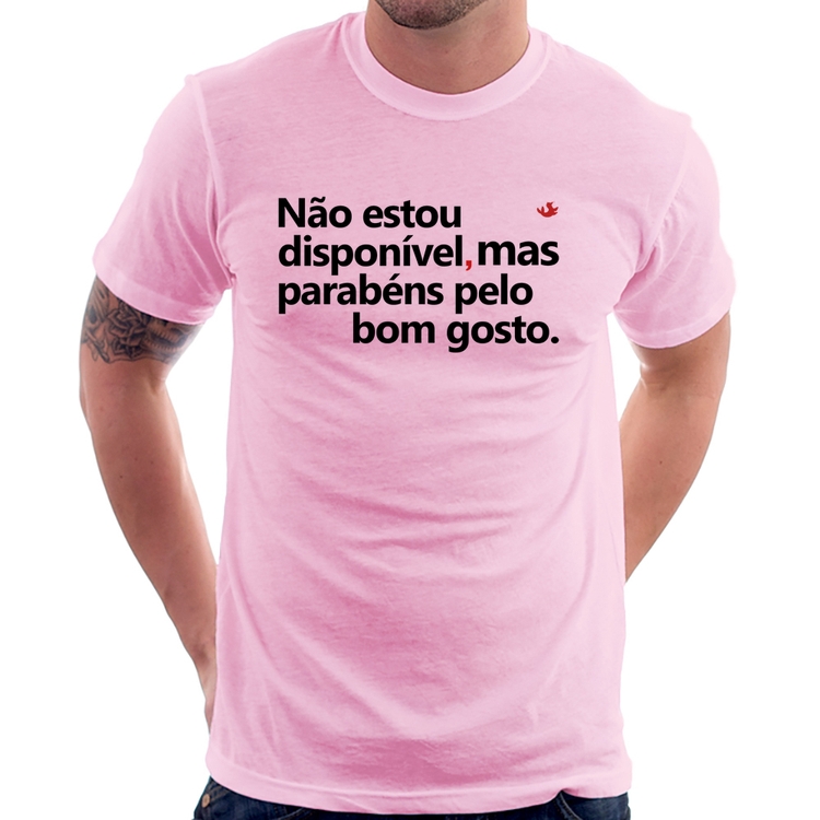 Camiseta Não estou disponível, mas parabéns pelo bom gosto - Rosa Bebê