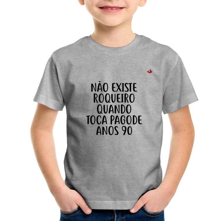 Camiseta Infantil Não existe roqueiro quando toca pagode anos 90 - Cinza