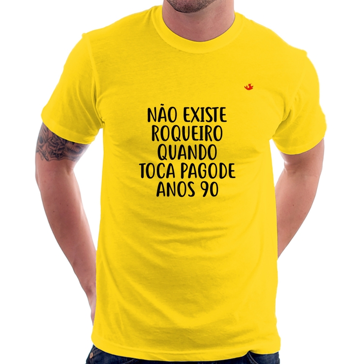 Camiseta Não existe roqueiro quando toca pagode anos 90 - Amarela
