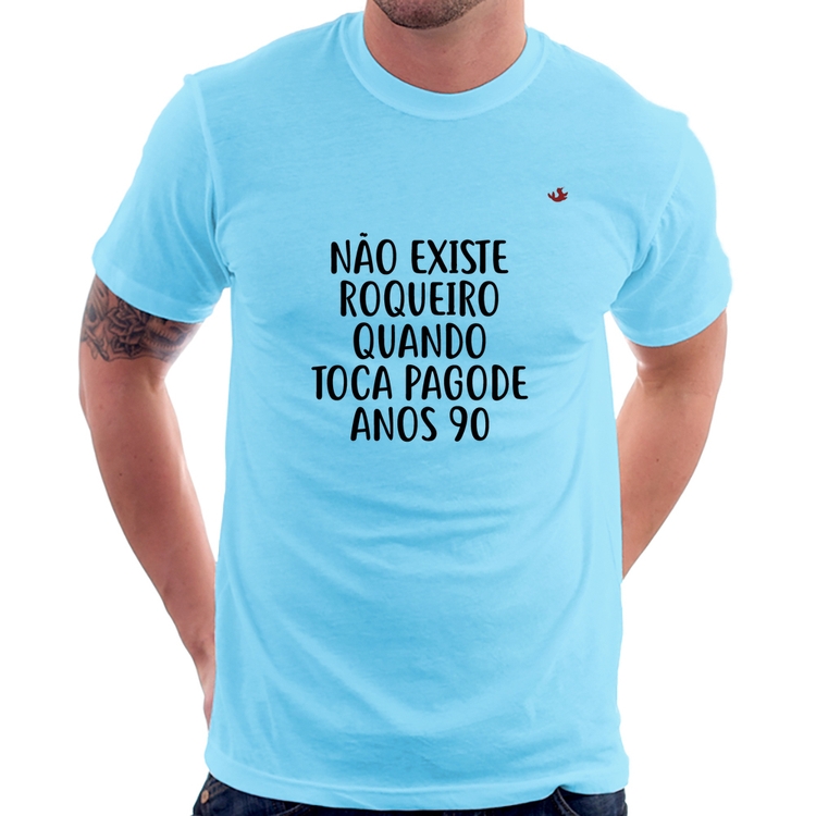 Camiseta Não existe roqueiro quando toca pagode anos 90 - Azul Bebê