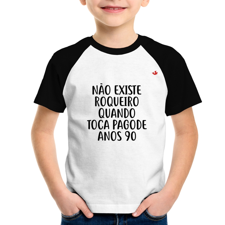 Camiseta Raglan Infantil Não existe roqueiro quando toca pagode anos 90