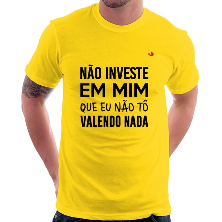 Camiseta Não investe em mim que eu não tô valendo nada - Amarela