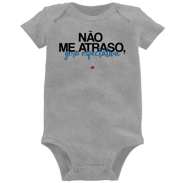 Body Bebê Não me atraso, gero expectativa - Cinza