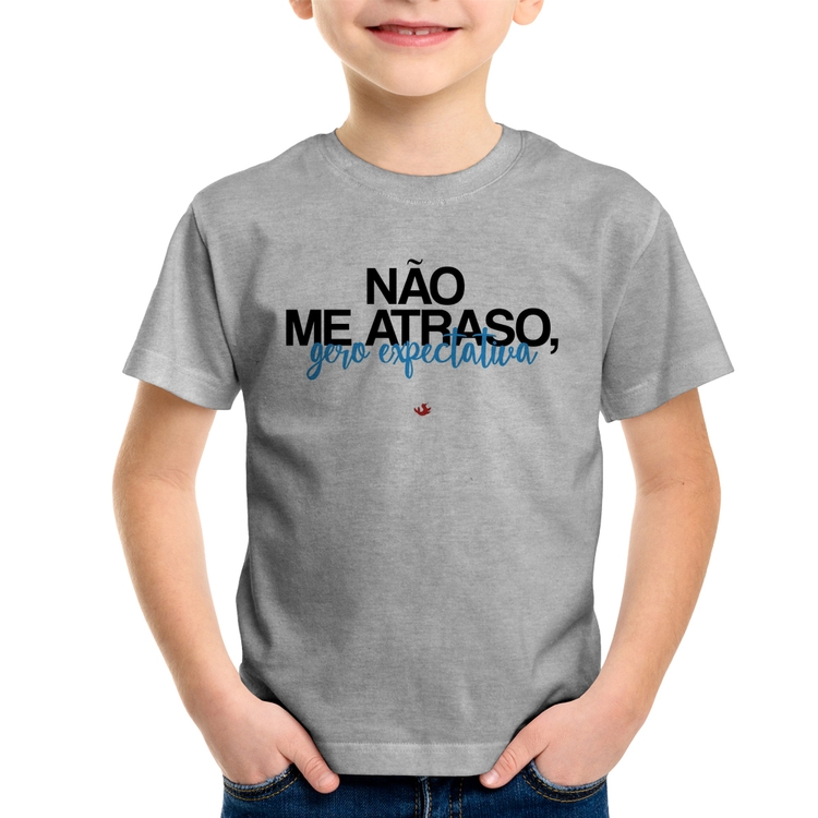 Camiseta Infantil Não me atraso, gero expectativa - Cinza