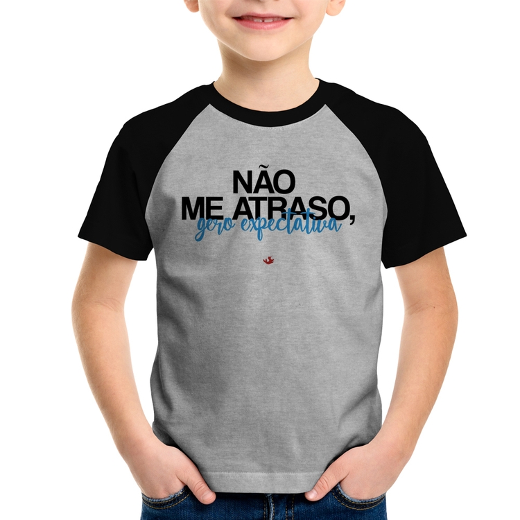 Camiseta Raglan Infantil Não me atraso, gero expectativa - Cinza/Preto