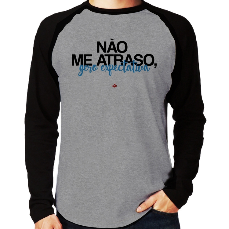 Camiseta Raglan Não me atraso, gero expectativa Manga Longa - Cinza/Preto