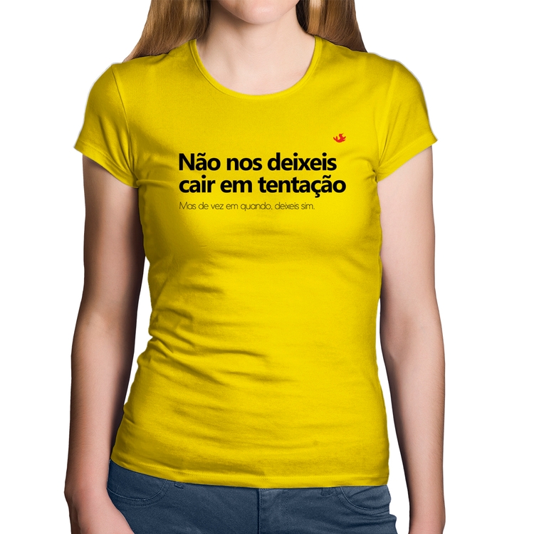 Baby Look Algodão Não nos deixeis cair em tentação, mas de vez em quando deixeis - Amarela