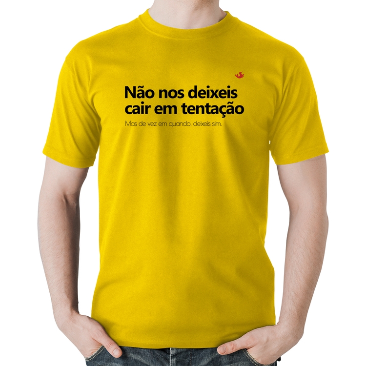 Camiseta Algodão Não nos deixeis cair em tentação, mas de vez em quando deixeis - Amarela