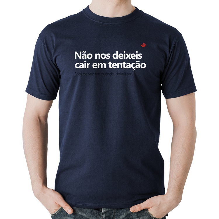 Camiseta Algodão Não nos deixeis cair em tentação, mas de vez em quando deixeis - Marinho