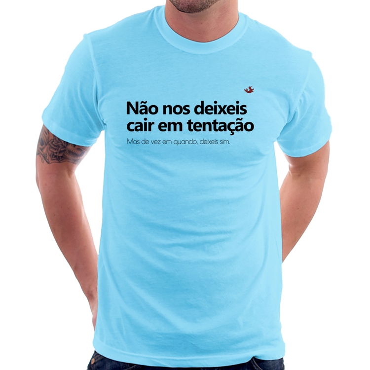 Camiseta Não nos deixeis cair em tentação, mas de vez em quando deixeis - Azul Bebê