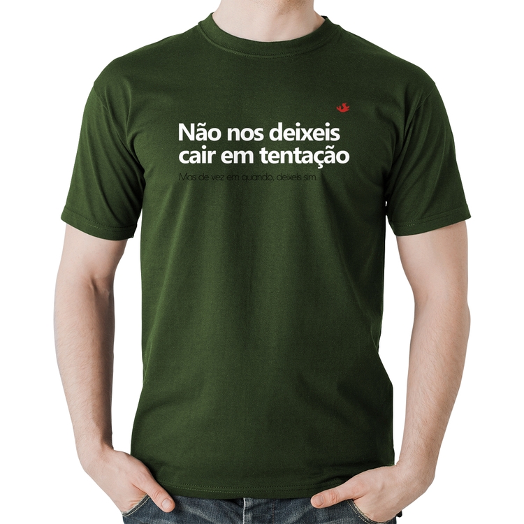 Camiseta Algodão Não nos deixeis cair em tentação, mas de vez em quando deixeis - Musgo