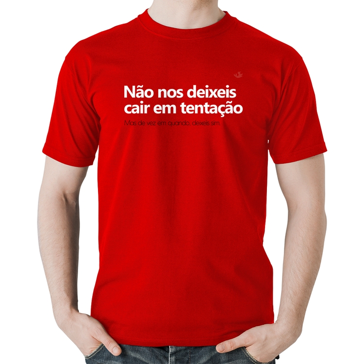 Camiseta Algodão Não nos deixeis cair em tentação, mas de vez em quando deixeis - Vermelha