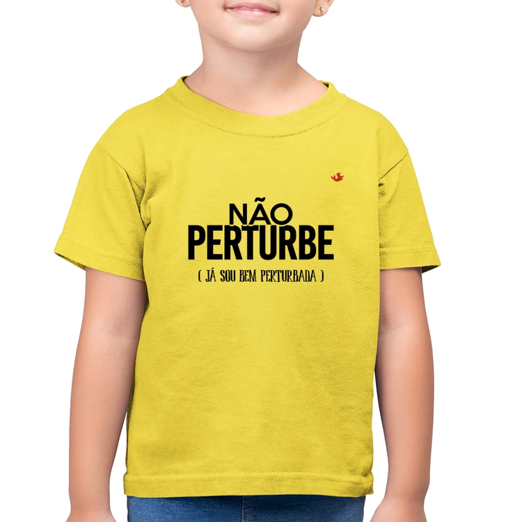 Camiseta Algodão Infantil Não perturbe, já sou bem perturbada - Amarelo Canário