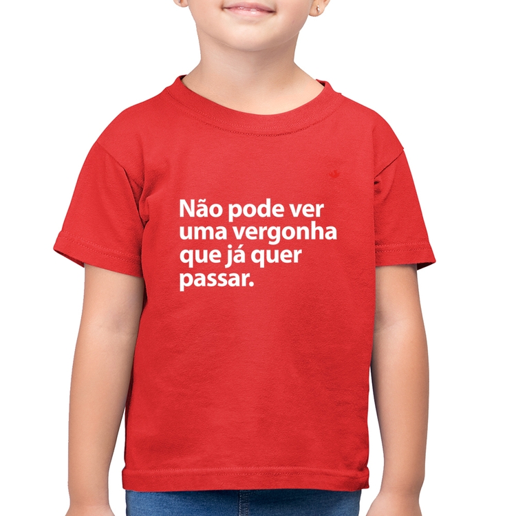 Camiseta Algodão Infantil Não pode ver uma vergonha que já quer passar - Vermelha