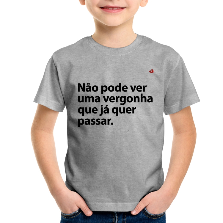 Camiseta Infantil Não pode ver uma vergonha que já quer passar - Cinza