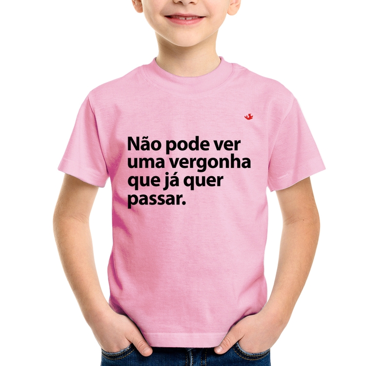Camiseta Infantil Não pode ver uma vergonha que já quer passar - Rosa Bebê