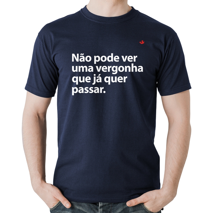 Camiseta Algodão Não pode ver uma vergonha que já quer passar - Marinho