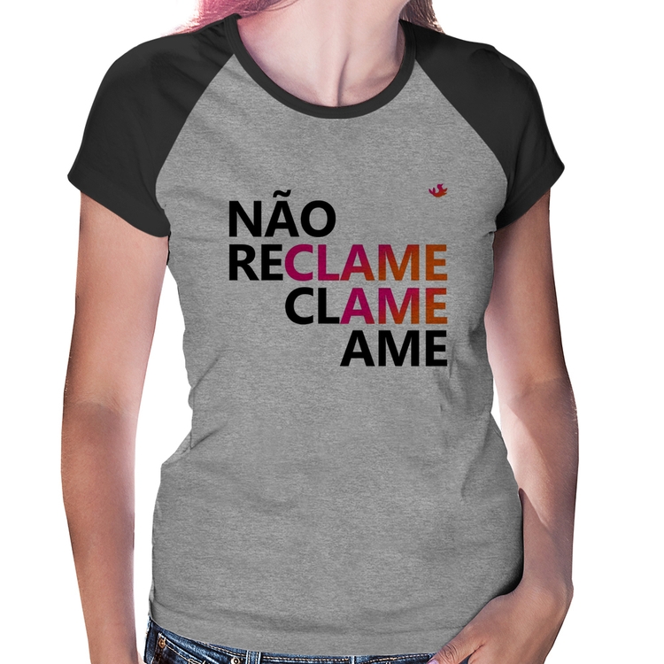 Baby Look Raglan Não reclame, clame, ame - Cinza/Preto