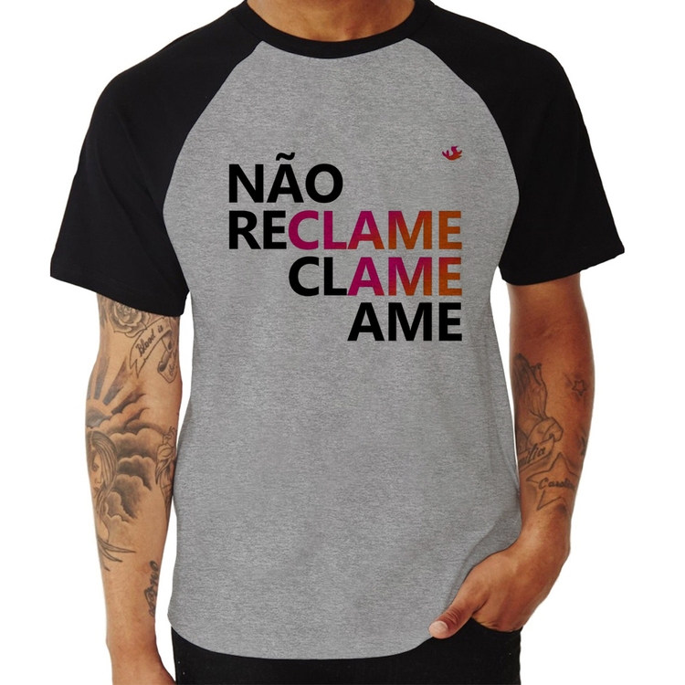 Camiseta Raglan Não reclame, clame, ame - Cinza/Preto