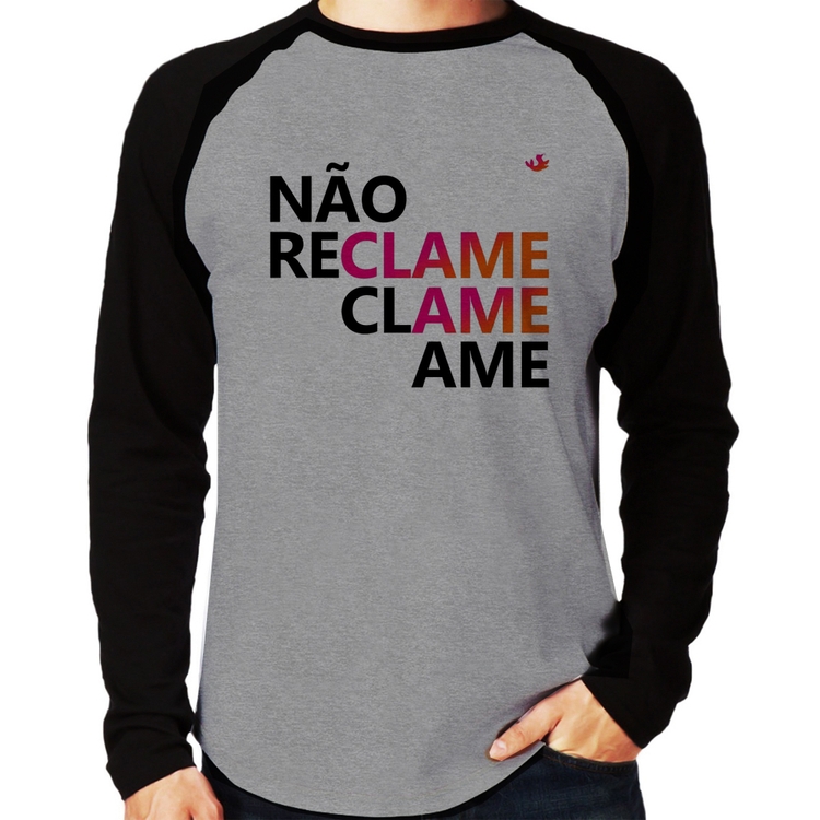 Camiseta Raglan Não reclame, clame, ame Manga Longa - Cinza/Preto