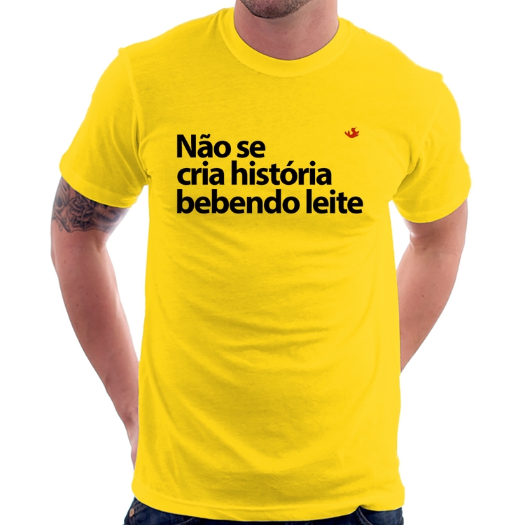 Camiseta Não se cria história bebendo leite - Amarela