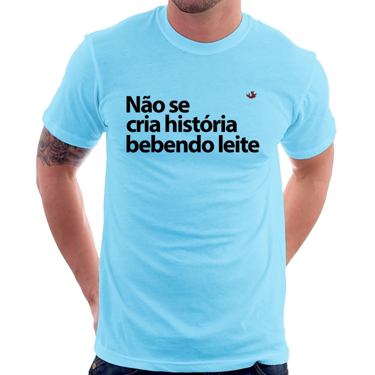 Camiseta Não se cria história bebendo leite - Azul Bebê