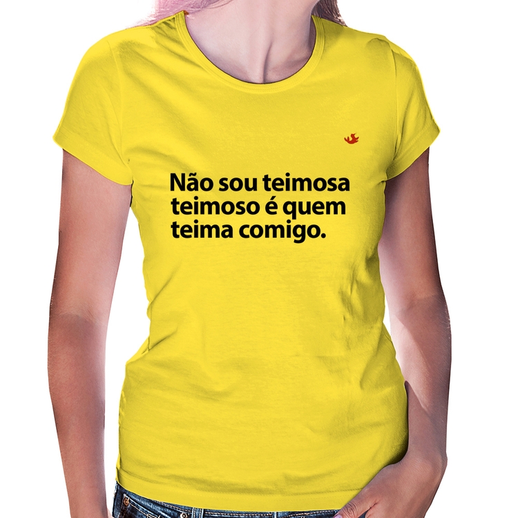 Baby Look Não sou teimosa, teimoso é quem teima comigo - Amarela