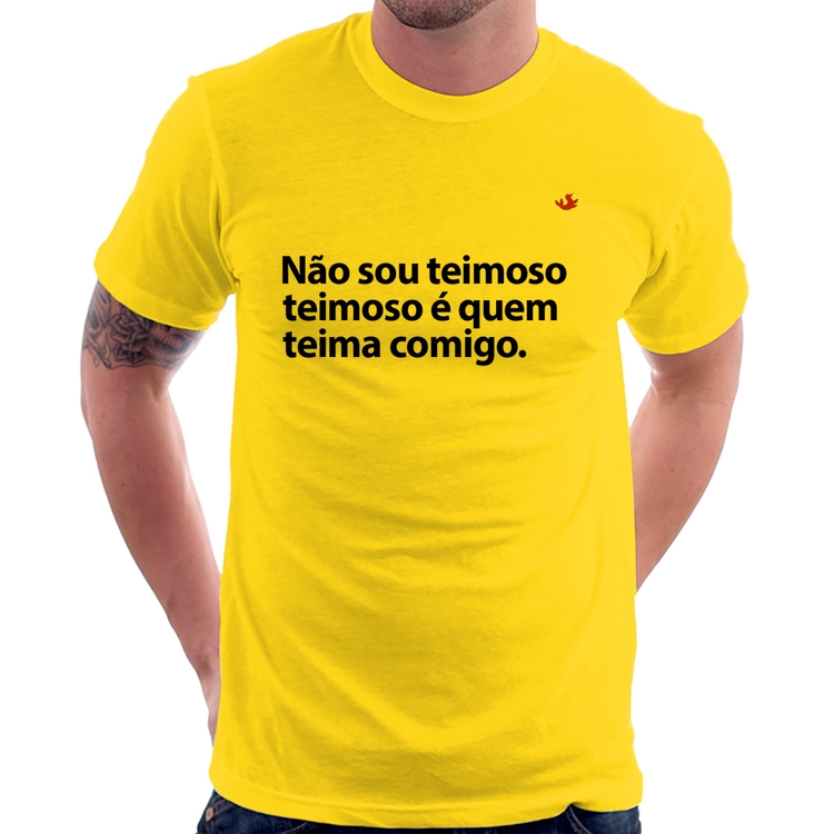 Camiseta Não sou teimoso, teimoso é quem teima comigo - Amarela