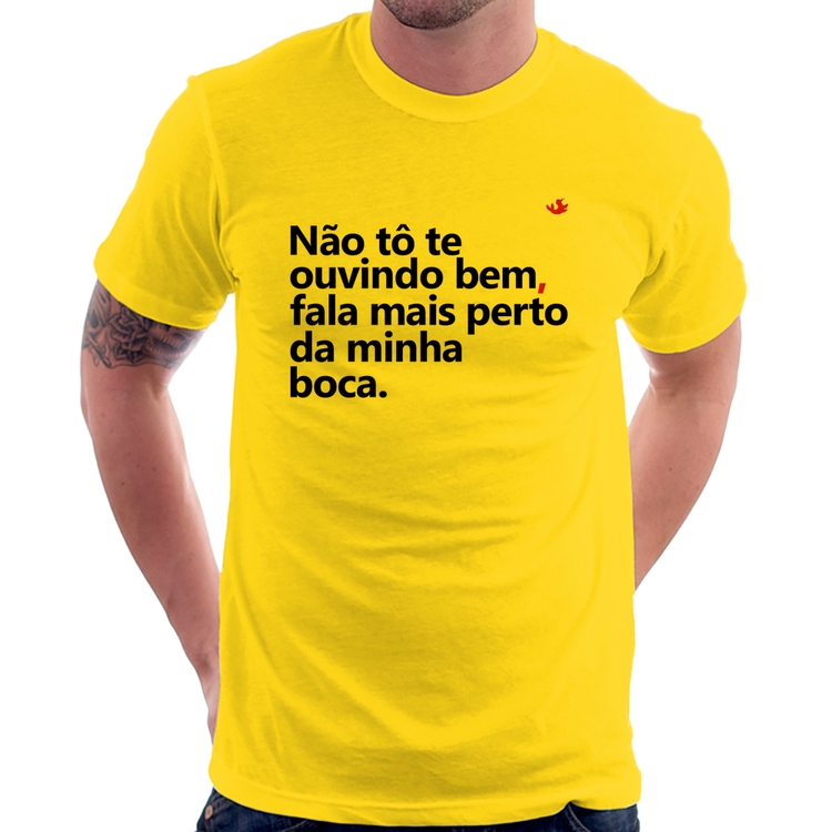 Camiseta Não tô te ouvindo bem, fala mais perto da minha boca - Amarela