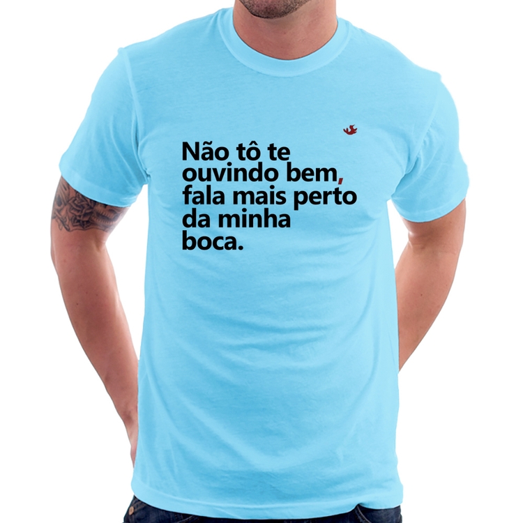 Camiseta Não tô te ouvindo bem, fala mais perto da minha boca - Azul Bebê